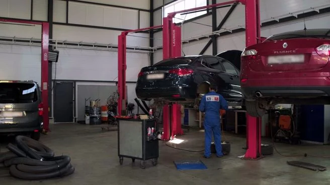Рабочие посты автосервиса с подъёмниками